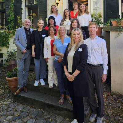 Am 28. August 2024 war ich mit flei�igen Kolleginnen auf Einladung der AWO Berlin beim Affidamento Frauenzentrum. Wir befassten uns unter anderem mit der Umsetzung der Istanbul-Konvention, einem �bereinkommen des Europarats zur Verh�tung und Bek�mpfung von Gewalt gegen Frauen und h�uslicher Gewalt. Dieses Thema bleibt auch 19 Jahre nach der Ermordung von Hatun S�r�c� durch ihren Bruder in der Oberlandstra�e in Tempelhof-Ost von gro�er Bedeutung. Vielen Dank f�r die Einladung, den guten Austausch und an die Fachkr�fte f�r ihre wertvolle Arbeit!