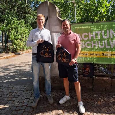 Am 7. September 2024 beginnt f�r die diesj�hrigen ABC-Sch�tzen ein neuer Lebensabschnitt. Auch f�r die Familien ist es ein ganz besonderer Tag. Die CDU Friedenau gratuliert und w�nscht viel Spa� und Erfolg in der Schule. Die Kinder erhalten Turnbeutel, in denen dieses Jahr ein Mitmachbuch �ber das Elektrohandwerk enthalten ist, spendiert von der MIT Tempelhof-Sch�neberg. Zudem sind wieder Tipps f�r den Schulanfang von unserem Freund und Bundestagsabgeordneten Jan Marco Luczak dabei. Herzlichen Dank an alle, die daf�r gesorgt haben, dass wir an allen f�nf Grundschulen im Bereich des Ortsverbandes Friedenau den Kindern gratulieren konnten!