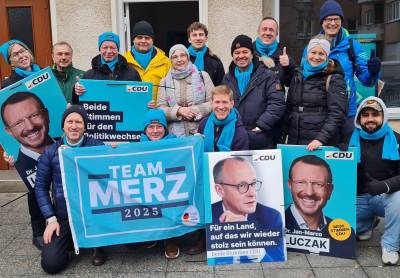 Erst das Gruppenfoto der Helferinnen und Helfer der CDU Friedenau, dann heit es 'rauf auf die Leitern.