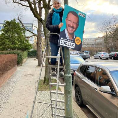 Wichtig ist der Hinweis auf den Plakaten wegen des neuen Wahlrechts: Beide Stimmen fr die CDU. Denn Direktmandate zhlen jetzt nur noch, wenn sie durch die Zweitstimmen gedeckt sind.