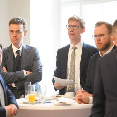 Gemeinsam mit meinem Praktikanten Philip Braun (l.) bei einer Veranstaltung der IHK Berlin. Thema: Fachkrftesicherung.