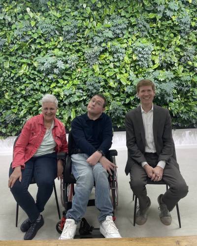 Am 16. April danke ich Alex Abasov und der Hand.Fest gGmbH f�r die Einladung, die vielen hilfreichen Informationen, den guten Austausch und vor allem f�r das richtig gute werkt�gliche Essen f�r 4.000 Kinder in Kinderg�rten und Schulen.