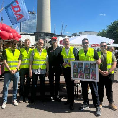 Am 1. Mai zeigte die Christlich-Demokratische Arbeitnehmerschaft Berlin bei strahlendem Sonnenschein und angenehmen Fr�hlingstemperaturen Pr�senz auf der Kundgebung und dem anschlie�enden Maifest des Deutschen Gewerkschaftsbundes. Optimistisch stimmt uns neben den guten Tarifabschl�ssen der letzten Monate, dass in wenigen Tagen mit der Wahl von Friedrich Merz zum 10. Bundeskanzler der Bundesrepublik Deutschland der dringend notwendige Politikwechsel beginnen wird.