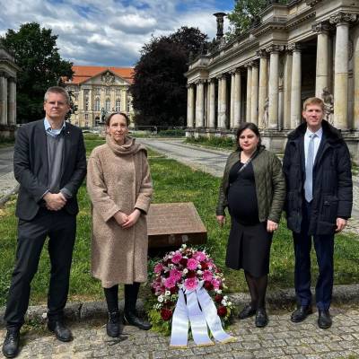 Am 8. Mai 2025 gedachten wir am Gedenkstein ?In diesem Geb�ude tagte der ber�chtigte Volksgerichtshof, der hier u.a. die Urteile gegen die Widerstandsk�mpfer des 20. Juli 1944 f�llte? der Opfer des Nationalsozialismus.

Vor 80 Jahren endete der Zweite Weltkrieg in Mitteleuropa mit der Kapitulation der Wehrmacht. Deutschland wurde von au�en vom Nationalsozialismus befreit, doch Leid und Hunger f�r die Berlinerinnen und Berliner endeten nicht sofort.

Dank der Befreiung k�nnen wir heute in einer Demokratie mit Meinungs- und Pressefreiheit sowie Rechtsstaatlichkeit leben. Setzen wir uns weiterhin f�r diese Demokratie ein ? sie ist es wert, verteidigt zu werden.
