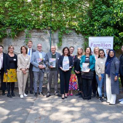 Am 12. Mai 2025 entstand ein Gruppenbild, fotografiert von Anne Barth, anl�sslich der �bergabe des alle f�nf Jahre erscheinenden Berliner Familienberichts 2025 des Familienbeirats Berlin an den Senat, vertreten durch die Senatorin f�r Bildung, Jugend und Familie, Katharina G�nther-W�nsch. Besonders gefreut haben mich die positiven Aussagen der Senatorin, die Familie als echtes Herzensanliegen bezeichnete: ?Mir ist wichtig: Familien sollen sp�ren, dass Berlin sie sieht, unterst�tzt und st�rkt ? mit Haltung und mit Taten.? Gut, dass Berlin so eine famili�re Senatorin hat!