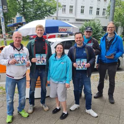 Am 17. Mai 2025 zeigen schon die ersten Tage der neuen Bundesregierung und von Bundeskanzler Friedrich Merz: Die CDU wirkt, der Politikwechsel ist da. Auch an den St�nden der CDU Friedenau erhielten wir zahlreiche positive R�ckmeldungen, was das Verteilen von Informationsmaterial der CDU Berlin und von unserem Bundestagsabgeordneten Jan-Marco Luczak noch mehr Freude machte.