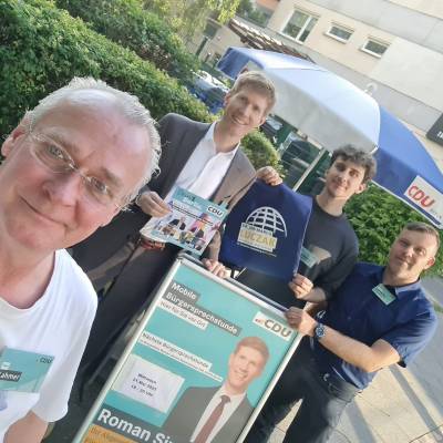 Am 20. Mai 2025 gab es bei wundersch�nem Wetter viel Zuspruch am Stand der CDU Tempelhof-Sch�neberg in Mariendorf. Aussagen wie ?Guter Start von Bundeskanzler Friedrich Merz? und ?Sch�n, Sie wieder zu sehen? waren h�ufig zu h�ren. Die Gespr�che wurden durch das informative Material der CDU Berlin und die sch�nen Tragetaschen von unserem Bundestagsabgeordneten Jan-Marco Luczak erleichtert.