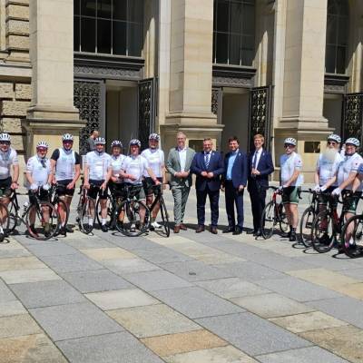 Am 12. Juni 2025 trafen uns die Fahrradfahrerinnen und Fahrradfahrer der Gl�ckstour 2025, unter der Schirmherrschaft von Christian Sperling, vor dem Abgeordnetenhaus Berlin.

Auch vor der Charit� Berlin �berreichten sie Spenden f�r krebskranke und schwerstkranke Kinder. Herzlichen Dank f�r dieses selbstlose ehrenamtliche Engagement!