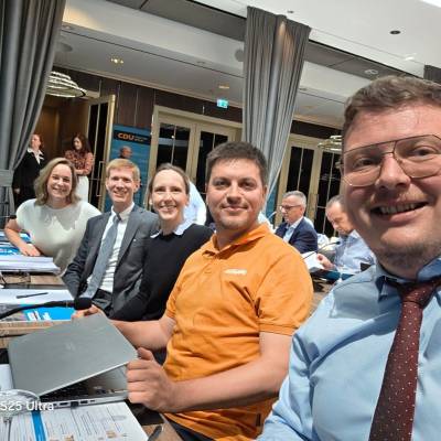 Am 6. Juli 2025 fand die Klausurtagung der CDU-Fraktion Berlin statt. Viel Inhalt und lange Beratungen zeigten, wie wichtig es ist, sich Zeit f�r gute Politik zu nehmen. Besonders wertvoll war der Austausch mit den Bundestagsabgeordneten Jan-Marco Luczak, Adrian Grasse und unserer Europaabgeordneten Hilde Bentele ? vielen Dank daf�r!

Ich freue mich, dass der Kinderschutz der CDU Berlin weiterhin Priorit�t hat. Mein Antrag zur Verbesserung des Austauschs unter �rztinnen und �rzten im Verdachtsfall wurde einstimmig angenommen, um Kindesmisshandlungen besser erkennen und k�nftig leichter verhindern zu k�nnen.