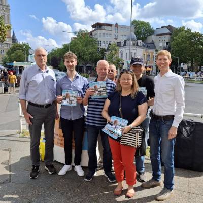 Am 19. Juli 2025 herrschte sonniges Wetter am Stand der CDU Friedenau. Es gab viele gute Gespr�che, die aktuelle Ausgabe von ?Dein Berlin? mit Kai Wegner auf der Titelseite stie� auf gro�es Interesse, und auch aktuelle Informationen von Jan-Marco Luczak, unserem Tempelhof-Sch�neberger Bundestagsabgeordneten, wurden verteilt.
