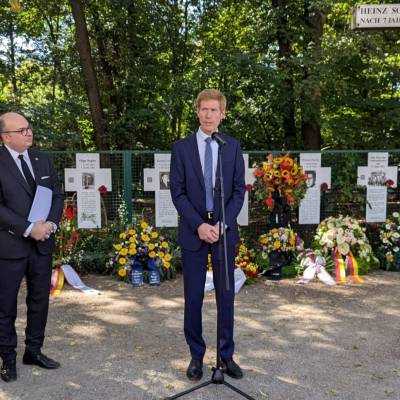 Am 13. August 2025 nahm ich an der Gedenkveranstaltung zum 64. Jahrestag des Mauerbaus an den Mauerkreuzen in der Ebertstra�e teil, eingeladen von der Vereinigung 17. Juni 1953 e.V. Nach bewegenden Beitr�gen, unter anderem von Opfern der Mauer, ergriff ich das Wort, um an die Opfer zu erinnern und die Bedeutung von Freiheit zu betonen.

Gemeinsam mit meinem Kollegen Dennis Haustein legten wir f�r die CDU-Fraktion Berlin einen Kranz zu Ehren der Opfer der Mauer nieder.