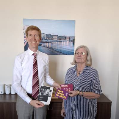 Am 14. August 2025 hatte ich einen guten Austausch mit Hella Dunger, der Pr�sidentin des Landesmusikrats Berlin, �ber die vielf�ltigen Aktivit�ten des Vereins. Besonders beeindruckend sind die Musikalischen Stolpersteine unter der Schirmherrschaft des Regierenden B�rgermeisters Kai Wegner.

Vielen Dank f�r das Gespr�ch und die wertvolle Arbeit des Landesmusikrats, der unter anderem den Landesteil von Jugend Musiziert organisiert.