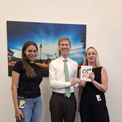 Am 28. August 2025 fand ein wertvoller Austausch mit den Mitarbeiterinnen der Koordinierungsstelle f�r Kinder von Inhaftierten in Berlin statt. Dabei wurde unter anderem das Kinderbuch ?aufGefangen ? wenn Mama ins Gef�ngnis muss? vorgestellt; selbstverst�ndlich gibt es auch die Ausgabe ?aufGefangen ? wenn Papa ins Gef�ngnis muss?. Die B�cher sind so gestaltet, dass sie Kindern vorgelesen werden k�nnen, die wenig Kontakt zu einem Elternteil haben.

Ein herzliches Dankesch�n an die Auridis Stiftung f�r die Finanzierung der Arbeit der Koordinierungsstelle und f�r den guten Austausch.