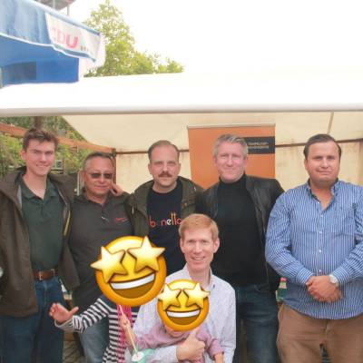 Am 17. September 2025 �berzeugte Christian Schoeler als Vertreter der CDU Tempelhof-Sch�neberg bei der Podiumsdiskussion zum Thema Wohnen auf dem Markt der Demokratie am Breslauer Platz. Die Mitglieder und Mandatstr�ger der CDU Friedenau f�hrten zahlreiche Gespr�che mit B�rgerinnen und B�rgern und zauberten mit Preisen vom Gl�cksrad vielen Kindern ein L�cheln ins Gesicht. Besonders sch�n: Auch Tom Cywinski, Vorsitzender der CDU S�dende und europapolitischer Sprecher der CDU-Fraktion Berlin, besuchte den Stand und zeigte damit die �ber Friedenau hinausgehende Bedeutung der Veranstaltung.