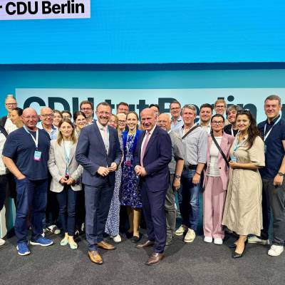 Am 20. September 2025 fand der Landesparteitag der CDU Berlin statt ? ein starkes Signal der Geschlossenheit. Unser Regierender B�rgermeister Kai Wegner betonte: Viel wurde erreicht, doch es gibt noch viel zu tun, um Berlin voranzubringen. Kai Wegner wurde mit 91?% der Stimmen als Landesvorsitzender best�tigt, unser Freund und Kreisvorsitzender der CDU Tempelhof-Sch�neberg, Nils Sch�nemann, mit ebenfalls 91?% als Landesschatzmeister wiedergew�hlt, und Florian Graf erhielt 81?% der Stimmen als Beisitzer im Landesvorstand. Herzlichen Gl�ckwunsch allen Gew�hlten!