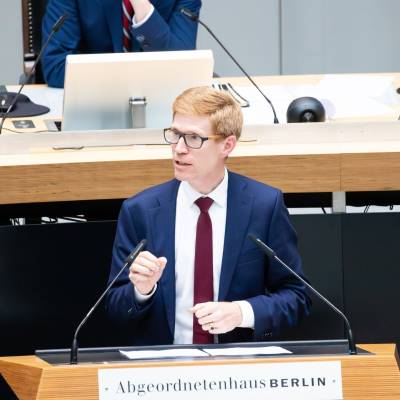 Bei der Sitzung des Abgeordnetenhauses Berlin am 25. September stand f�r die CDU-Fraktion die Weiterentwicklung der fr�hkindlichen F�rderung im Fokus. Wichtige Themen waren mehr Erzieherinnen und Erzieher, das Kita-Chancenjahr f�r bessere Startchancen, weniger B�rokratie durch Willkommensgutscheine und die St�rkung der Kindertagespflege. Ziel ist es, Kinder bestm�glich auf die Schule vorzubereiten.