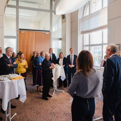 Am 9. Oktober traf sich die IHK Berlin im Abgeordnetenhaus zum Fr�hst�ck, um �ber den Ausbildungsf�rderungsfonds in Berlin zu sprechen. Martin P�tzold f�hrte als Redner durch die Diskussion und stellte wichtige Fragen aus Sicht der Unternehmer. F�r die CDU-Fraktion Berlin ist klar: Gut vorbereitete Sch�lerinnen und Sch�ler sowie ausreichende Ausbildungspl�tze sind entscheidend. Danke an alle Beteiligten und an die IHK Berlin f�r den informativen Austausch. Die Fotos stammen von Konstantin Gastmann, IHK Berlin.