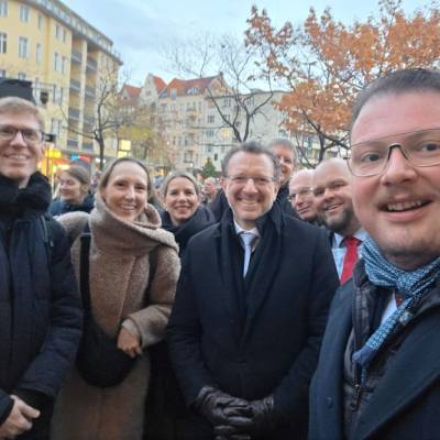 Am 25. Oktober erinnerten wir beim Festakt zur Freiheitsglocke im Rathaus Sch�neberg an das Geschenk von 16 Millionen B�rgerinnen und B�rgern der Vereinigten Staaten von Amerika vor 75 Jahren. Dankbar blicken wir auf eine Kindheit in Freiheit, erm�glicht durch das Engagement der USA in Berlin (West), und �bernehmen heute Verantwortung im Abgeordnetenhaus von Berlin, um diese Freiheit zu bewahren. Der Festakt wurde begleitet von ehemaligen Regierenden B�rgermeister Eberhard Diepgen und der Berliner Ehrenb�rgerin Frieda Springer.