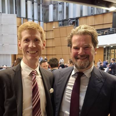 Am 3. November haben wir gemeinsam mit Stefan Evers, Ute Bonde, Heiko Melzer, Danny Freymark, Linda Ecke, Raed Saleh, Torsten Schneider und den Initiatoren einen konstruktiven �nderungsantrag der Koalitionsfraktionen beschlossen. F�r mich besonders wichtig: Die Umsetzung des Gesetzes kostet Berlins Steuerzahlerinnen und Steuerzahler k�nftig 3 Milliarden Euro �ber 15 Jahre statt der urspr�nglich geplanten 7?13 Milliarden. Gleichzeitig bleiben die Kontrollrechte von Parlament und Senat unber�hrt, die Gewaltenteilung wird gewahrt und die Volksvertretung bleibt demokratisch durch Wahlen austauschbar.