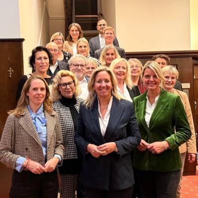 Am 9. November fand ein Austausch mit den Kolleginnen und Kollegen der CDU- und CSU-Landtagsfraktionen in Hessen zum Thema Kinderschutz statt. Dank an Claudia Ravensburg und Sandra Funken f�r die Organisation und die M�glichkeit zum gemeinsamen Gespr�ch.