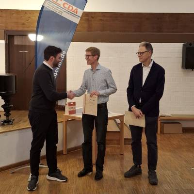 Am 15. November 2025 lud die Christlich-Demokratische Arbeitnehmerschaft Berlin zum Herbstempfang in Friedenau ein. Musikalisch bereichert wurde der Empfang durch unseren Kreisvorsitzenden Philipp Seehofer. Besonders geehrt wurden langj�hrige Mitglieder: Wolfram Schulz-Streeck f�r 50 Jahre, Ralf Olschewski f�r 40 Jahre und ich f�r 30 Jahre Mitgliedschaft in der CDA. Ein gelungener Nachmittag, der einmal mehr die Bedeutung des Einsatzes f�r Arbeitnehmerinteressen zeigte.