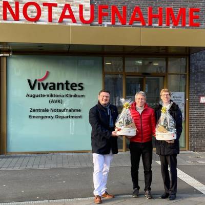 Am 24. Dezember haben wir im Auguste-Viktoria-Klinikum sowie im St. Joseph Krankenhaus unseren Dank ausgesprochen und im Namen der Christlich Demokratischen Union Berlin eine kleine Aufmerksamkeit �berreicht. In der Notaufnahme und im Krei�saal w�nschten wir gesegnete Weihnachten.

Pflegekr�fte, �rztinnen und �rzte sowie alle Mitarbeitenden leisten jeden Tag unverzichtbare Arbeit ? gerade auch an Heiligabend. Daf�r herzlichen Dank.