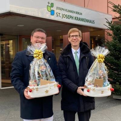 Frank Luhmann und ich am 24. Dezember vor dem St. Joseph Krankenhaus.